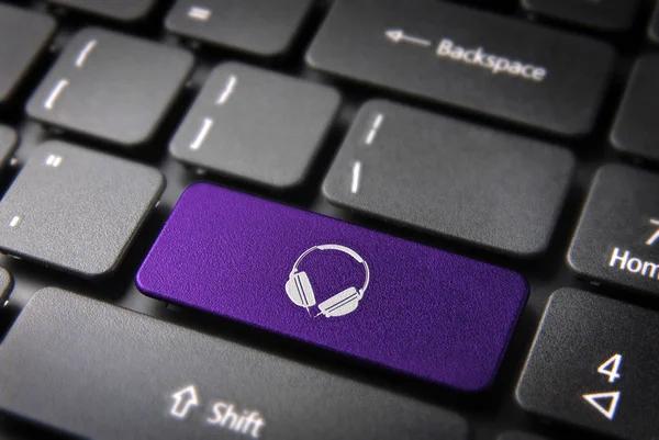 Tecla de teclado de fones de ouvido roxo, Fundo de entretenimento — Fotografia de Stock