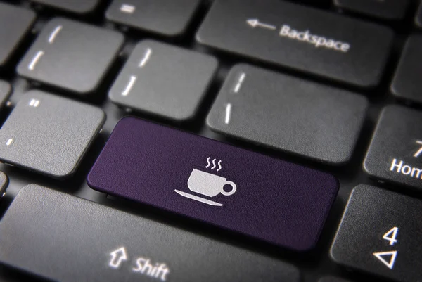 Ключ клавиатуры фиолетового чашечка кофе, пищевой фон — стоковое фото