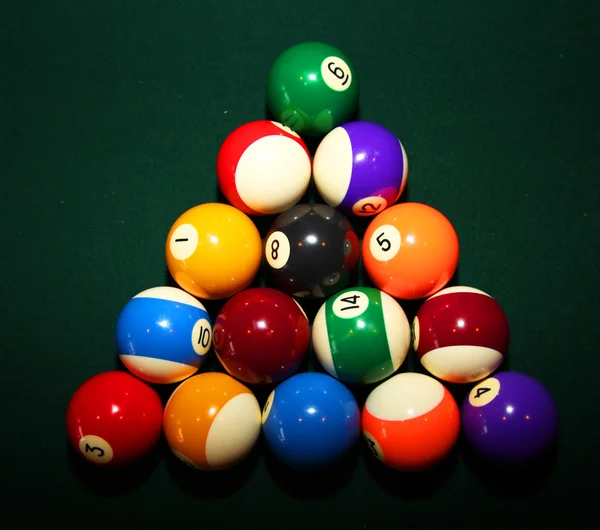 Kulečníkové koule na zelené kulečníkový stůl — Stock fotografie