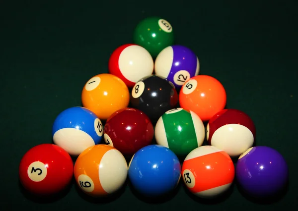 Boules de billard sur une table de billard verte — Photo