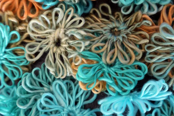 Симпатичные Ручные Вязаные Шерстяные Цветы Голубом Зеленом Оранжевом Цветах — стоковое фото