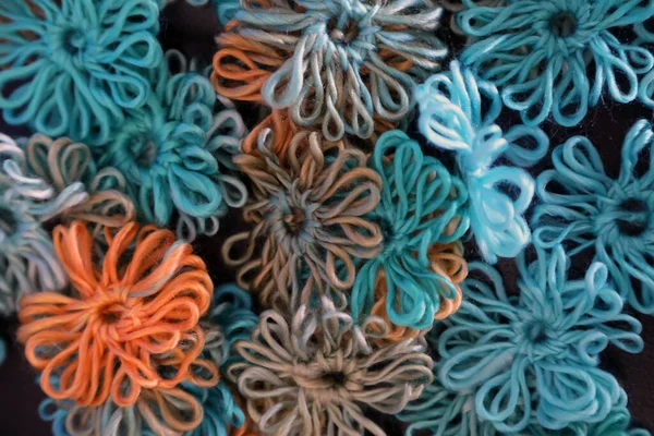 Niedliche Handgestrickte Wollblumen Blau Grün Und Orange — Stockfoto