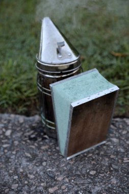 Bal, arı ve çerçeveli arı kovanının yakın plan görüntüsü