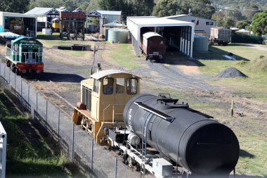 Güney Downs bölgesindeki Queensland kasabası Warwick 'teki tren yolu ve istasyonda binalar, silolar ve vagonlar yer alıyor.