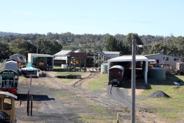 Güney Downs bölgesindeki Queensland kasabası Warwick 'teki tren yolu ve istasyonda binalar, silolar ve vagonlar yer alıyor.