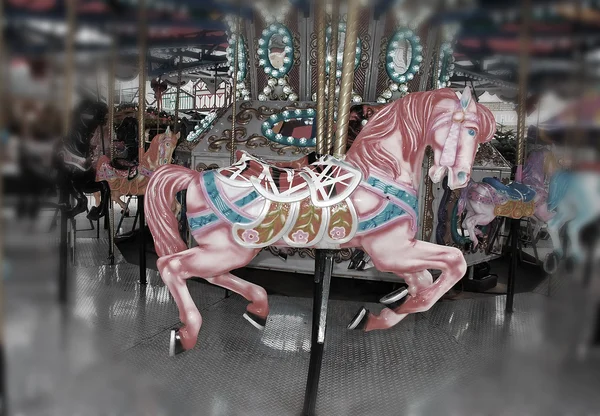Rosa karusell häst — Stockfoto