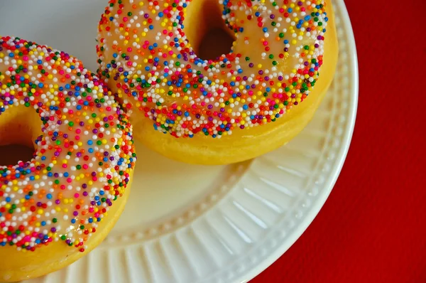 Dois donuts polvilhados — Fotografia de Stock