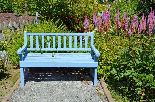 Banco de jardim azul — Fotografia de Stock