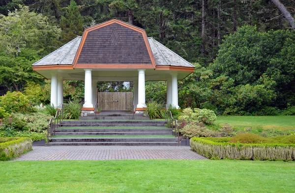 Grote witte gazebo — Stockfoto