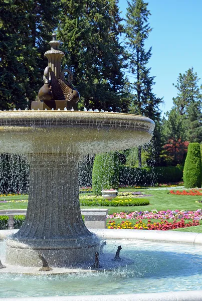 Water fountain in garden park — Stock Photo, Image