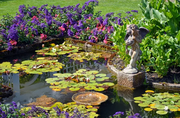 Lente tuin vijver — Stockfoto