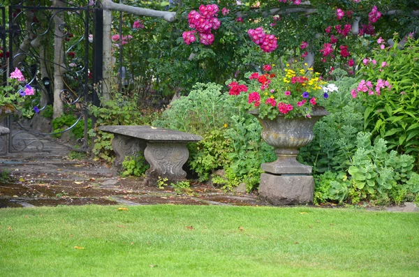 Beautiful summer botanical garden — Stock Photo, Image