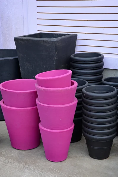 Black and pink flower pots — Stock Photo, Image