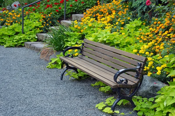 Banco de madera en jardín de verano — Foto de Stock