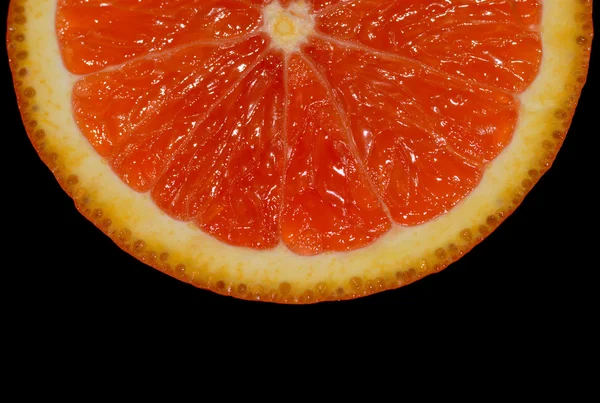 Plátek pomeranče na černém pozadí — Stock fotografie