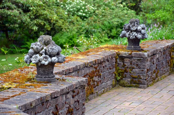 Скульптуры цветочных плантаторов — стоковое фото