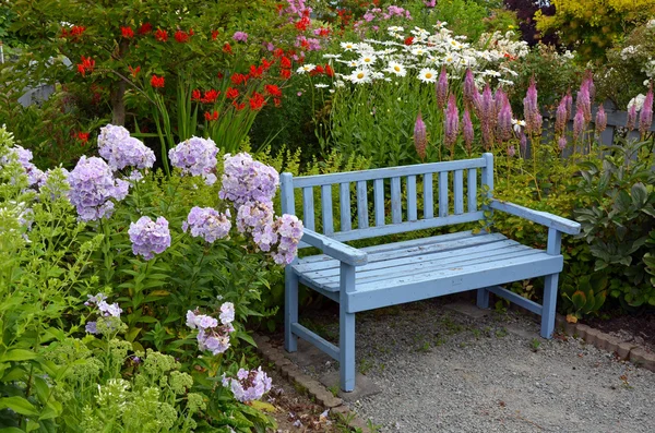 Blauwe houten tuin Bank — Stockfoto