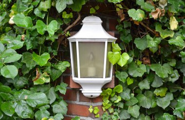 tuğla duvar üzerine beyaz lamba