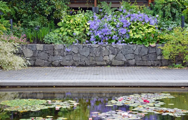 Sommaren uteplats i trädgården dammen — Stockfoto