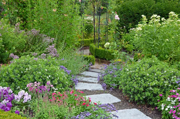 Steinweg im Garten — Stockfoto