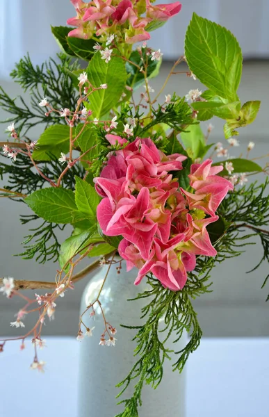 Рожева Квіткова Композиція Декоративній Вазі — стокове фото