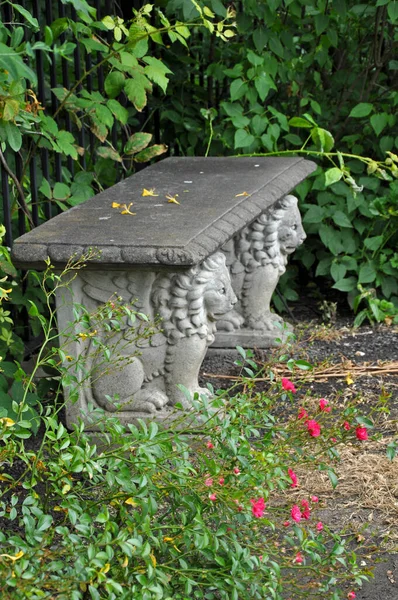 Dekorative Löwenbank Aus Stein Botanischen Garten — Stockfoto