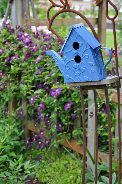 Decorative Blue Birdhouse Clematis Garden — 图库照片