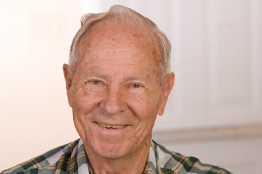 Mutlu yaşlı adam.