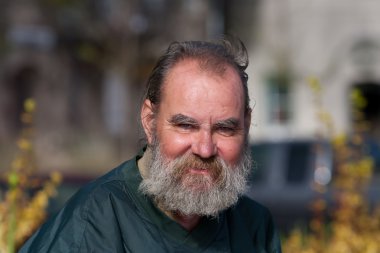 evsiz bir adam portresi