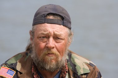 Evsiz yaşlı adam