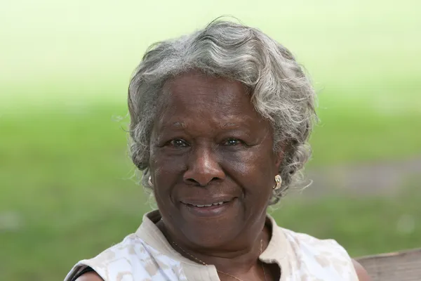 Uśmiechnięta staruszka African American — Zdjęcie stockowe