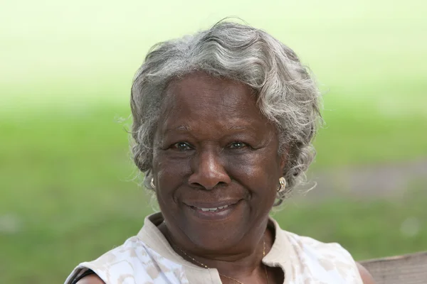 Felice vecchia signora afro-americana — Foto Stock