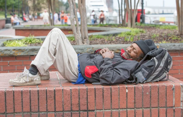 Американский бездомный африканский мужчина спит — стоковое фото