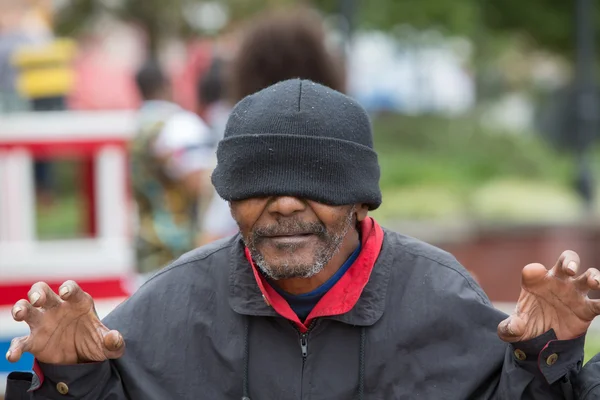 Glad afroamerikanska hemlös man Stockbild