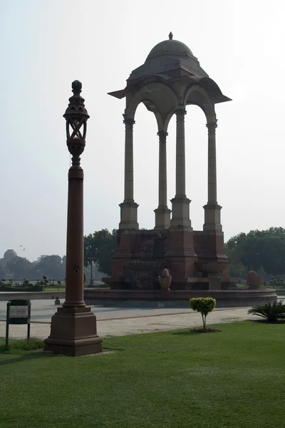 Pilastro baldacchino e lampione — Foto Stock