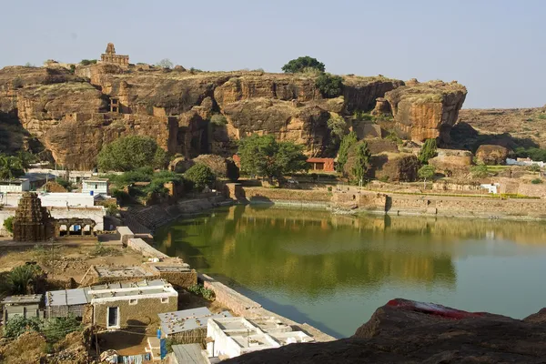 Lago e collina a Badami — Foto Stock