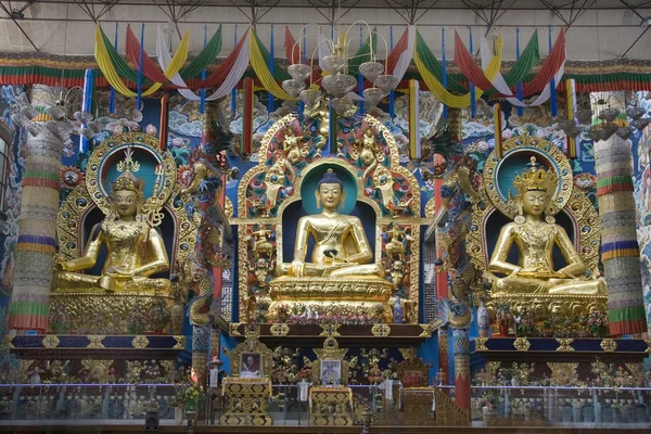 Trio op gouden tempel — Stockfoto