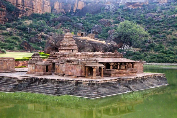 Храм на озері в badami — стокове фото