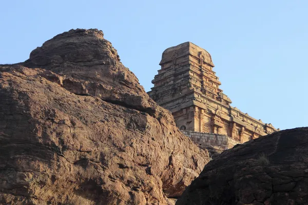 Rock och templet i badami — Stockfoto