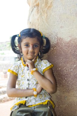 Akıllı çocuk pozu