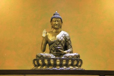 Lotus koltuk üstünde Buda