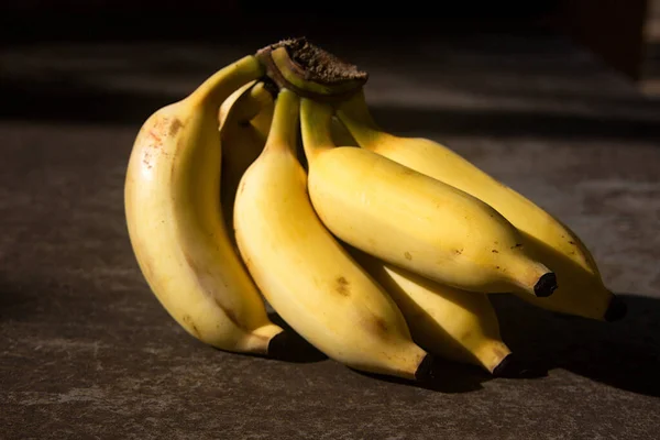 Piccolo Grappolo Maturo Banane Gialle Poste Sul Pavimento Alla Luce — Foto Stock