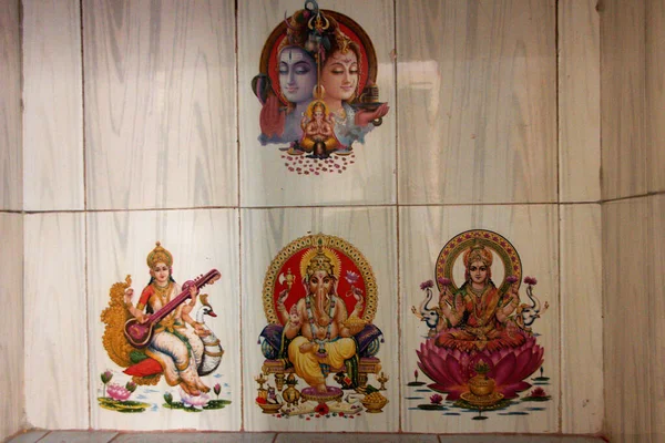 Warna Gambar Siwa Parwati Mahasaraswati Dan Lakshmi Dicetak Pada Ubin — Stok Foto