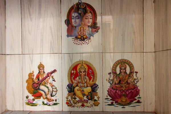 Χρωματικές Εικόνες Των Shiva Parvati Mahasaraswati Και Lakshmi Τυπωμένες Κεραμικά Εικόνα Αρχείου