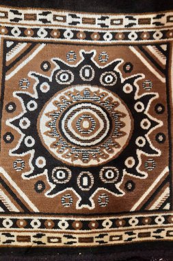 Yastık kılıfındaki güzel tasarımın yakın plan görüntüsü