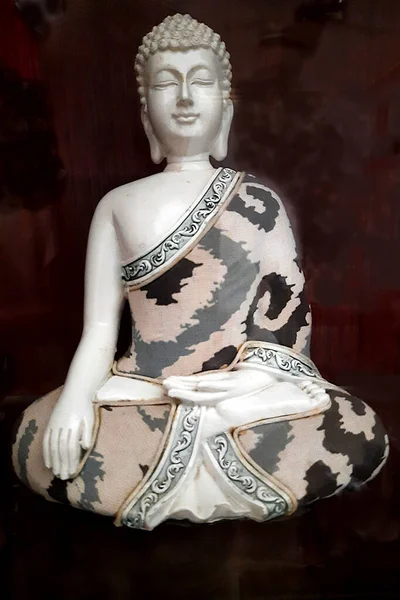 Vista Escultura Buda Serena Pose Sentada Con Cortinas Impresas Sobre —  Fotos de Stock