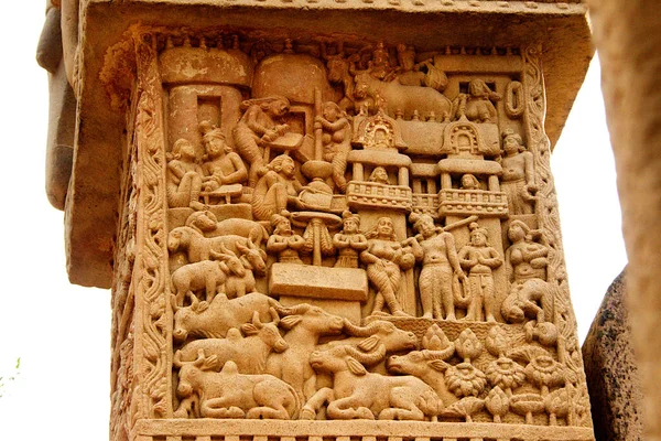 インド マディヤ プラデーシュ州ブーパル近郊のサンチのストゥーパにおける石柱上における人間と動物の共存の描写 — ストック写真