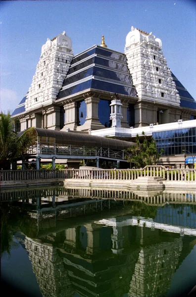 Uitzicht Moderne Toren Van Iskcon Tempel Weerspiegeling Ervan Vijver Water — Stockfoto