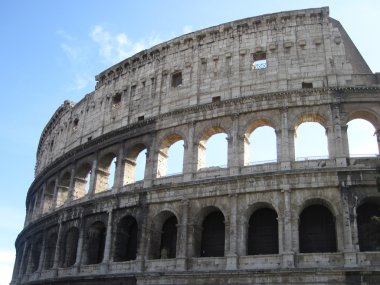 Colosseum in rome met blauwe hemel