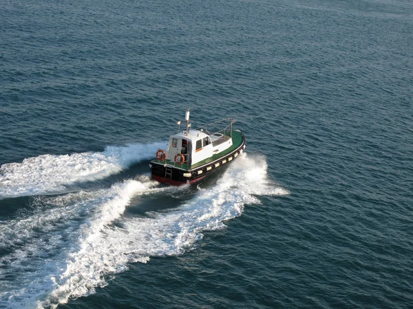 Tug boat fören skapa spray — Stockfoto